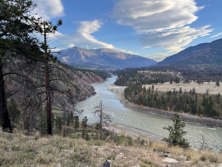 Photo oh river valley